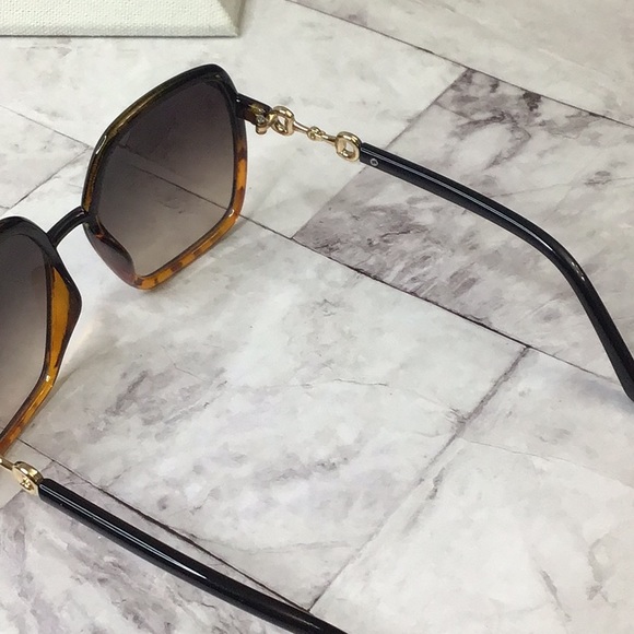 Sunglasses with horse bit design and tortoise shell pattern. Free case included - Picture 5 of 7